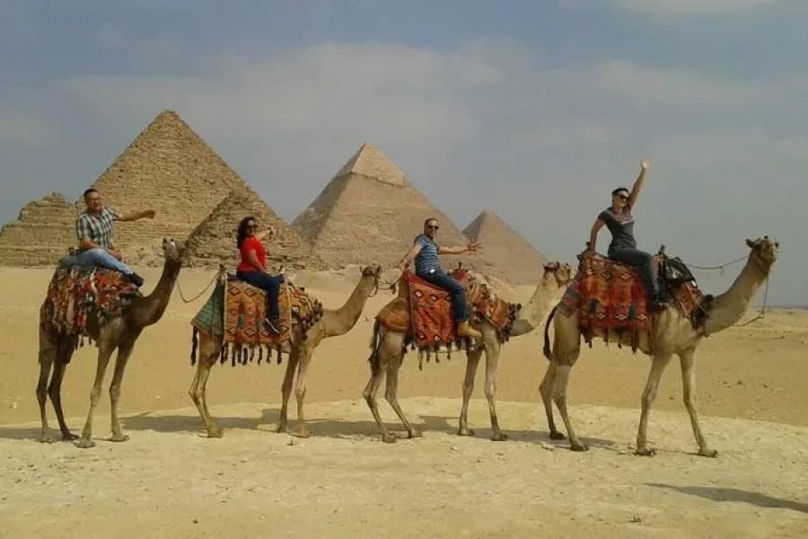 Day Tour to Giza Pyramids by Camel