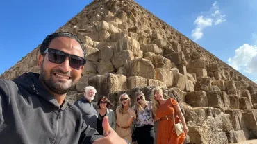 🏜️ How to Visit the Giza Pyramids on Your Own – Tips, Costs & Why a Licensed Tour Guide Is Worth It